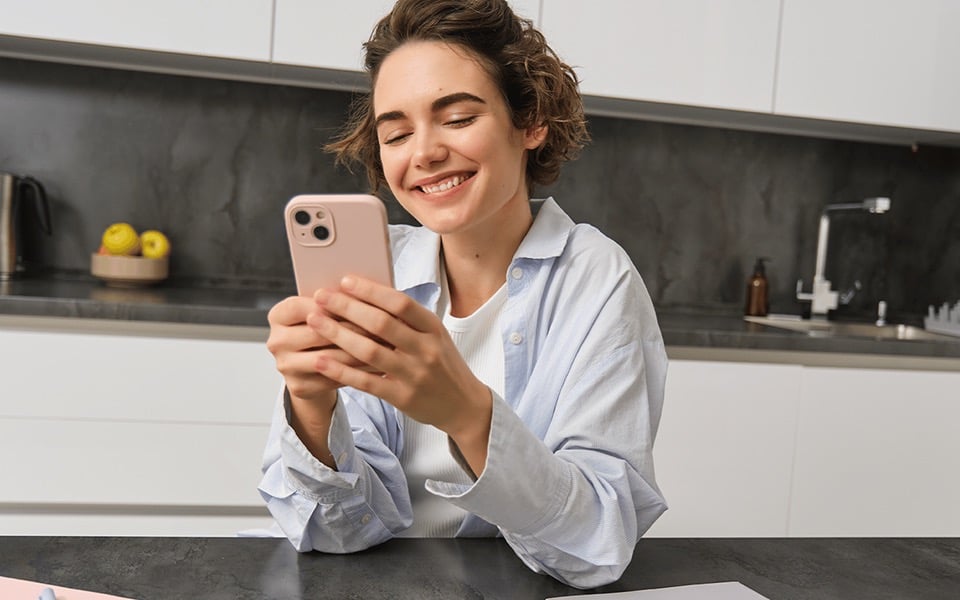 Customer viewing estimated delivery time during online food ordering